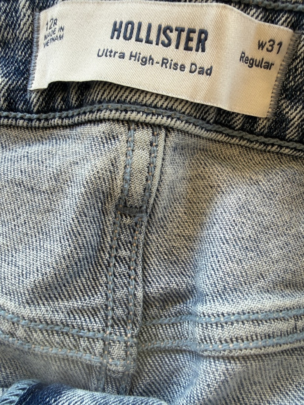 Hollister Relaxed Dad Jeans in Light Wash Blue